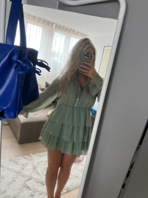 Zara klänning  - En fin grön fest klänning från zara som endast är använd en gång 