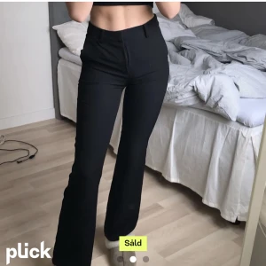 Kostymbyxor - Ett par skit snygga svarta kostymbyxor från bikbok i stl 40.😍 Används inte då de blivit för stora.💗