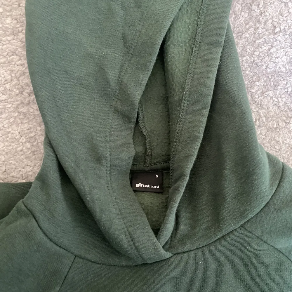 Superfin hoodie från Gina Tricot som tyvärr inte kommer till användning💕 använd fåtal gånger! Skriv till mig vid intresse/ frågor🫶🏻 pris kan diskuteras💕. Hoodies.