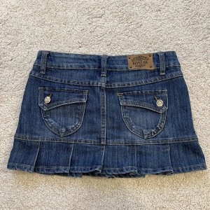 Jeans kjol - SÄLJER FLER LIKNANDE KJOLAR PÅ MIN PROFIL ❤️ Så fin vintage jeanskjol i jättebra skick. Jättefina detaljer med volanger och fickor på baksidan🤍 Storlek XS, längd 30cm. 
