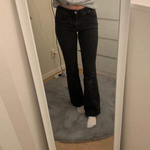 Superfina lågmidjade jeans från Weekday. Använda bara några gånger så de är som nya. Säljer pågrund av att de är för korta för mig. Storleken är som xs/s. Köpta för 500kr☺️🤍