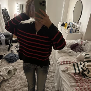 Stickad tröja - Stickad tröja med dragkedja från zara! Kommer tyvärr ej toll användning! Superfint skick❤️‍🩹