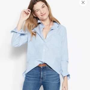 Blå randig skjorta  - En blårandig skjorta, Endast använd en gång från Lindex storlek 36