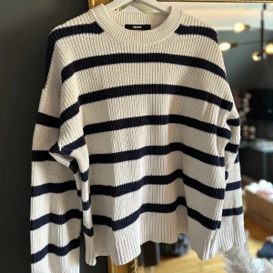 Randig tröja  - Superfin vit/blå randig tröja från bikbok i storlek L men lite mindre i storlek!