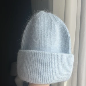 Blå mössa  - Superfin mössa, Kashmirmix och bomull. Finns endast 2 kvar i blå!!! Passa på med fri frakt 