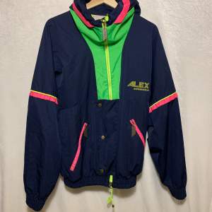 Vintage 80s windbreaker. Tvärfet jacka i härliga retro färger, luvan går att stoppa in i kragen!  Skick: 9/10 Storlek: L 