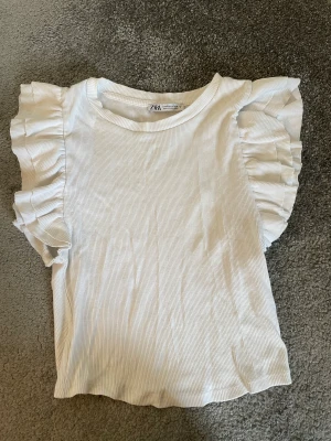 Zara - Säljer denna fina topp som ej kommer till användning ❤️
