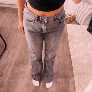 Ett par fina gråa jeans som jag älskar men tyvärr är förstora.  (Kan tänka mig byta till stl 34) nypris  pris = 499  Mitt pris = 250