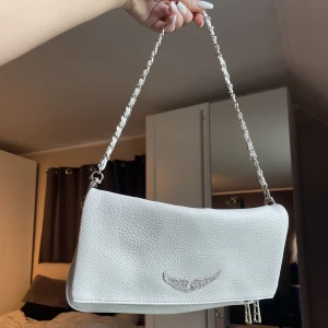 Zadig väska - Säljer nu min oanvända Zadig väska (kopia). Säljer då den inte används, lång kedja medföljs.  Det är bara att höra av er vid frågor ❤️