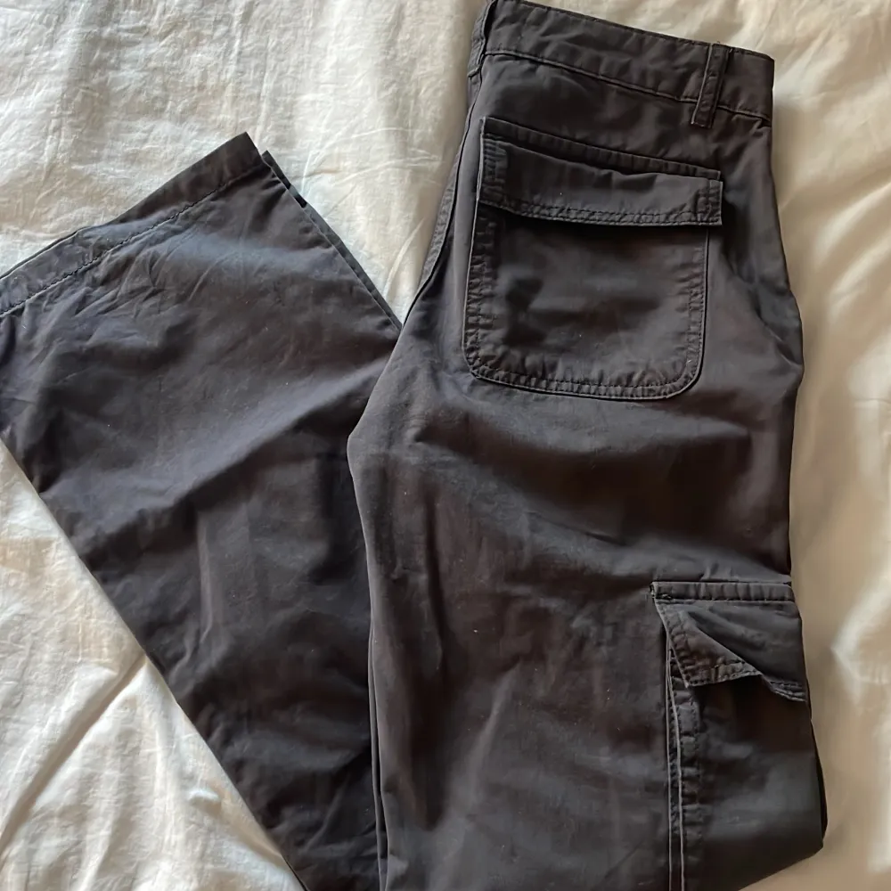 ett par jättefina grå cargo byxor från gina tricot, säljer pga de aldrig kommer till användning💕💕. Jeans & Byxor.