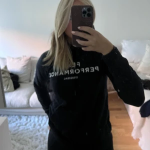 Tröja från Peak - Tröja från Peak Performance i marinblå färg med vitt tryck. Storlek S