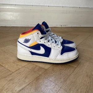 Säljer ett par Damsneakers. Jordan 1 mid White Laser Orange Deep Royal Blue - Använda i gott skick. Använt de ett fåtal gånger, slutade använda de pga att jag inte tyckte om skon längre utifrån färgerna på den