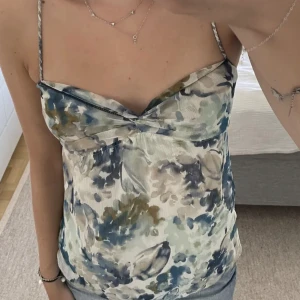 Fin topp - Köpt här på Plick! Säljer för att den är för stor, vilket är jätte synd. Priset går att få ner. Hör av er om ni har några frågor eller vill ha mer bilder 💗