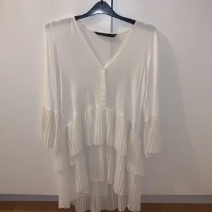 Kläning vit - Vit kläning från zara, som är väl använd men är i ett fint skick. Klänningen är i storlek xs men passar en s också.  Skickar fler bilder om man vill ha det.