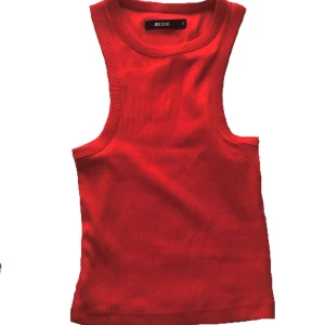 BikBok Linne  - Rött linne från BikBok. Helt oanvänt.  Perfekt som en layering piece. Skriv bara om du har några frågor! 