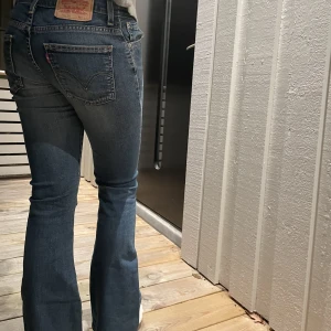 levis jeans - AS snygga levis jeans som tyvärr är för små.. min syster på bilden är 165! 