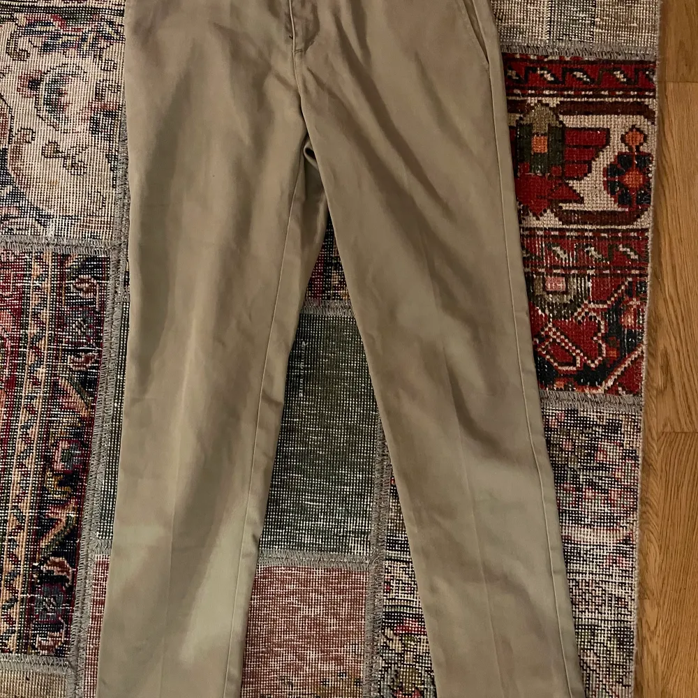 Säljer dessa klassiska Dickies 872 slim fit byxor i en stilren beige färg. Byxorna är välbevarade och i bra skick. Ett perfekt tillskott till din garderob.. Jeans & Byxor.