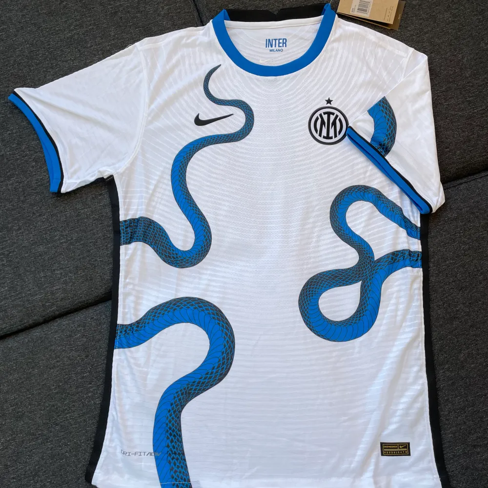 Lukau Inter Jersey Nummer 9 Finns S-XL Pris 299 Finns att mötas upp annars fraktar på köparen bekostnad.. T-shirts.