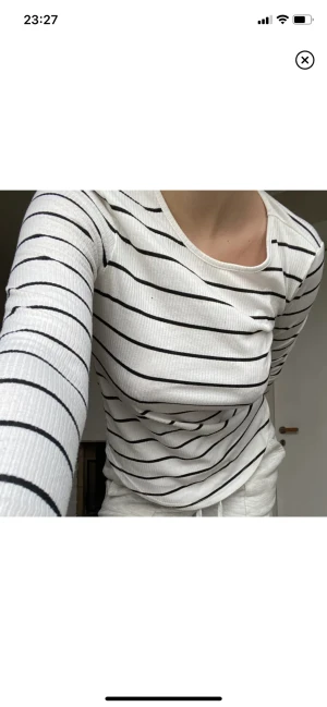 Vit randig tröja - Långärmad svartvit tröja som inte används! Hör av dig vid frågor!