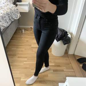 Super skinny jeans från Levis, välanvända men fint skick W24 L30