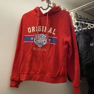 Hoodie - Röd hoodie med text och tryck ifrån GinaTricot i storleken XS. Bra skick.  