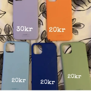 Iphone 11 PRO Max skal  - Säljer mina skal från holdit då jag bytt telefon, det är skal som passar 11 PRO max. Alla skal förutom det lila har mindre skador därav är dem lite billigare. Säljer alla fem skalen för 100kr🫶🏼
