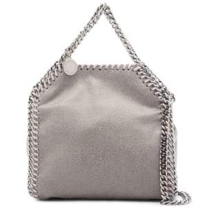 Min älskade Stella McCartney väska i modellen tiny tote!! Nyskick i ljusgrå!🤩🤩💋såå snygg!! Äkthetsbevis finns! Nypriset är 9500kr!