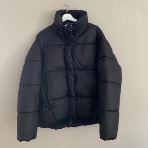 Pufferjacka - Säljer en pufferjacka från hm. Använd men i gott skick. 