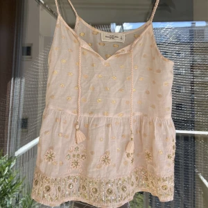 Yk2 linne Abercrombie and Fitch - Super fint linne från Abercrombie and Fitch som jag köpt här på plick som tyvärr inte kommit till användning. Fin kvalitet och fina detaljer. 