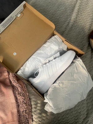 Helt nya Adidas skor - Helt nya adidas skor som tyvärr inte passade i storleken, lapp och allt kvar! Super fräscha och funkar för både tjej och kille! Lådan medkommer om det önskas!