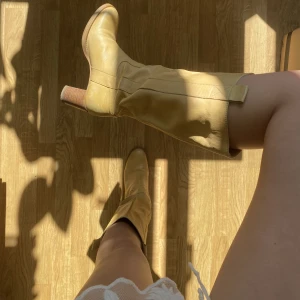 Gula/beigea boots - Gula/beigea boots från märket Bronx. Storlek 38