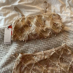 Tvådelat fest set  - Super snyggt tvådelat det från cider perfekt till fest, konsert eller festival ! Är i storlek XS och helt nytt med lapp kvar. Nypris för hela setet är 378kr 