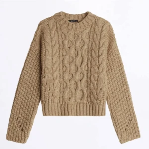 Stickad tröja  - Stickad tröja från Gina tricot som inte endast är använd några ggr. 