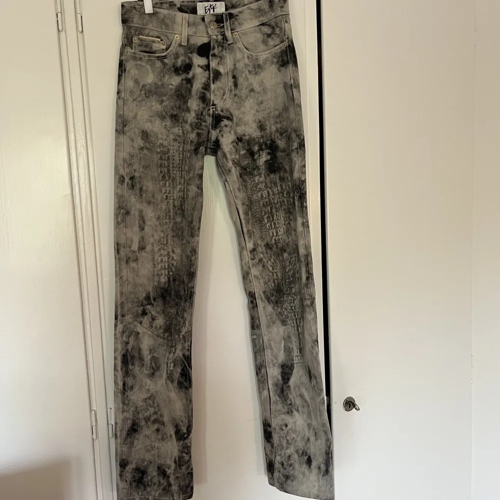 Eytys jeans i modellen cypress, mid waist och raka ben. Jeans & Byxor.