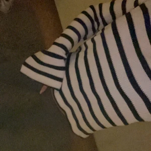 Randig tröja  - Säljer denna tröjan som tyvärr inte kommer till användning. Super bra skick 