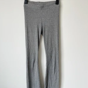 Ribbade mjuka byxor från Gina tricot storlek small  - Märke: Gina tricot  Vad: Ribbade mjuka byxor/loungewear Storlek: Small Upplevd i storlek: Normal Färg: Grå Material: 73% bomull & 27% polyester  Skick: Inget att anmärka på