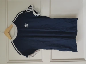 Klassisk t-shirt från Adidas, strlk S-M - Mörkblå t-shirt från adidas som passar XS-L beroende på hur man vill att den ska sitta. Den är otroligt fin! 