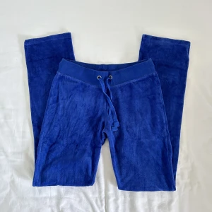 Mjukisbyxor bootcut - Jättefina och mysiga mjukisbyxor från Hm Logg! Byxorna är lågmidjade och vida/bootcut längst ner. Skriv vid frågor eller intresse🩷