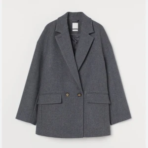 Kappa från H&M  - Snyggaste kappan från H&M i storlek xs (Oz i storlek)  Hittar inget att anmärka på, djur och rökfritt hem!  Ord pris 999kr 