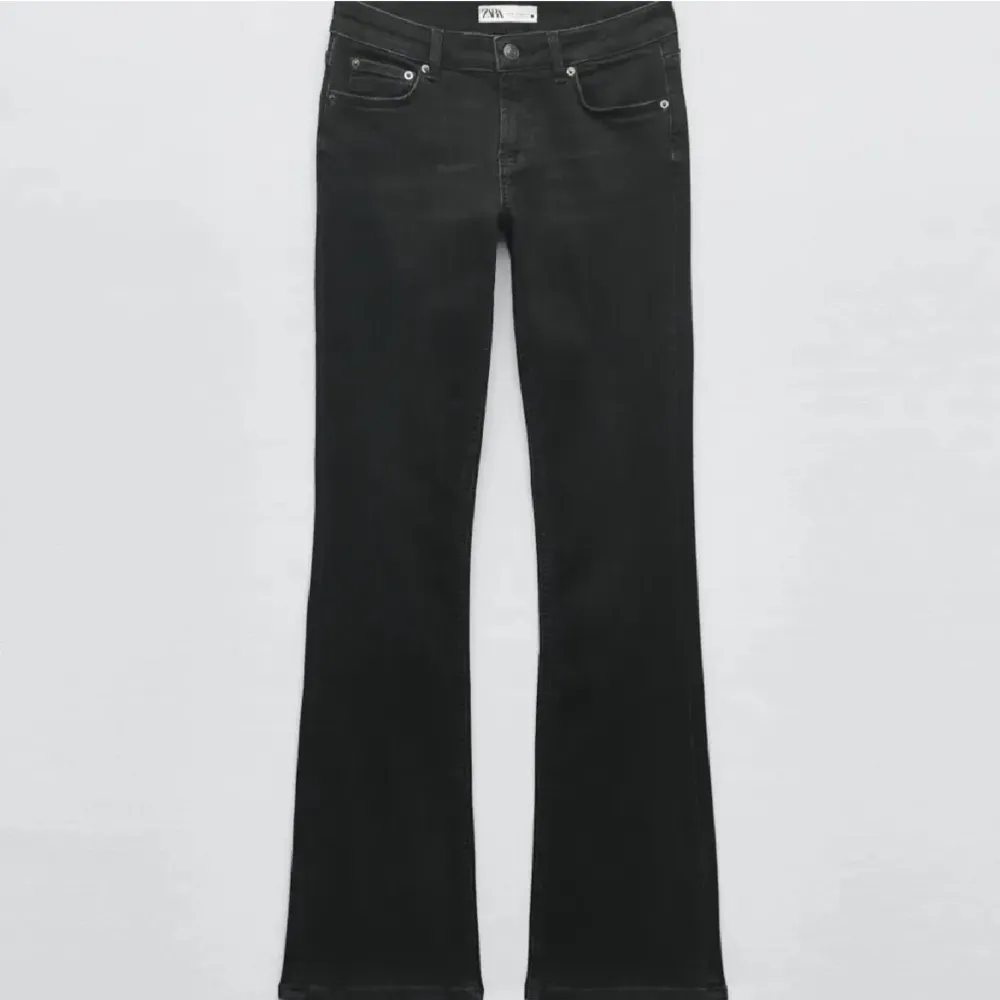 säljer mina svarta zara low waist för dom ej kommer till användning❤️. Jeans & Byxor.
