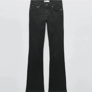 populära zara low waist - säljer mina svarta zara low waist för dom ej kommer till användning❤️