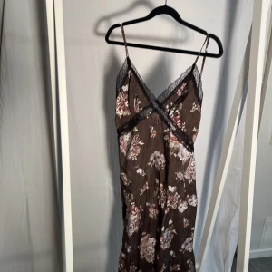 As snygg klänning!! - Säljer min sjukt fina klänning (såldes fåtal förra hösten, säljs inte längre), perfekt till hösten och ett par boots. Säljer tyvärr pga pengarbrist. Den är sjuuukt vacker