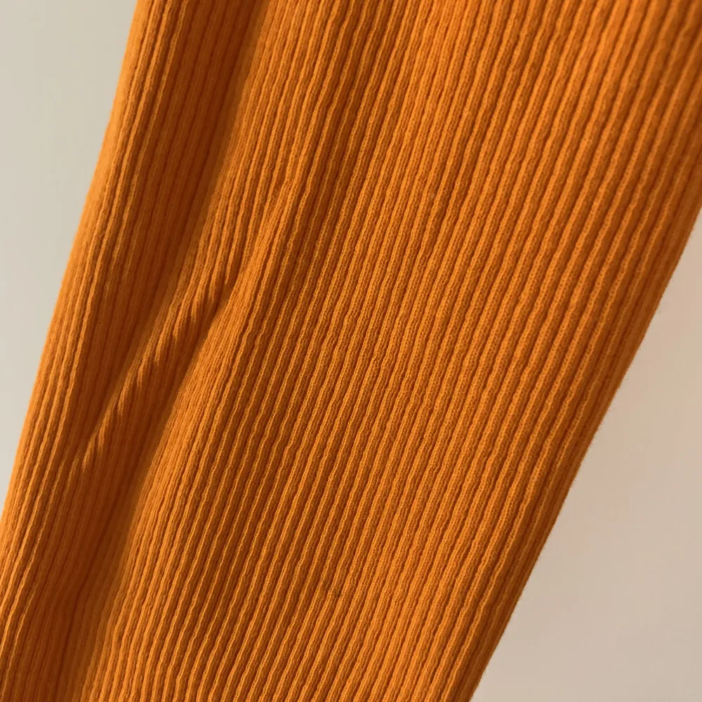 Orange långärmad crop top från Zara i orange. Endast använd en gång, i nyskick! Passar perfekt nu i höst eller till Welma kostymen.. Toppar.