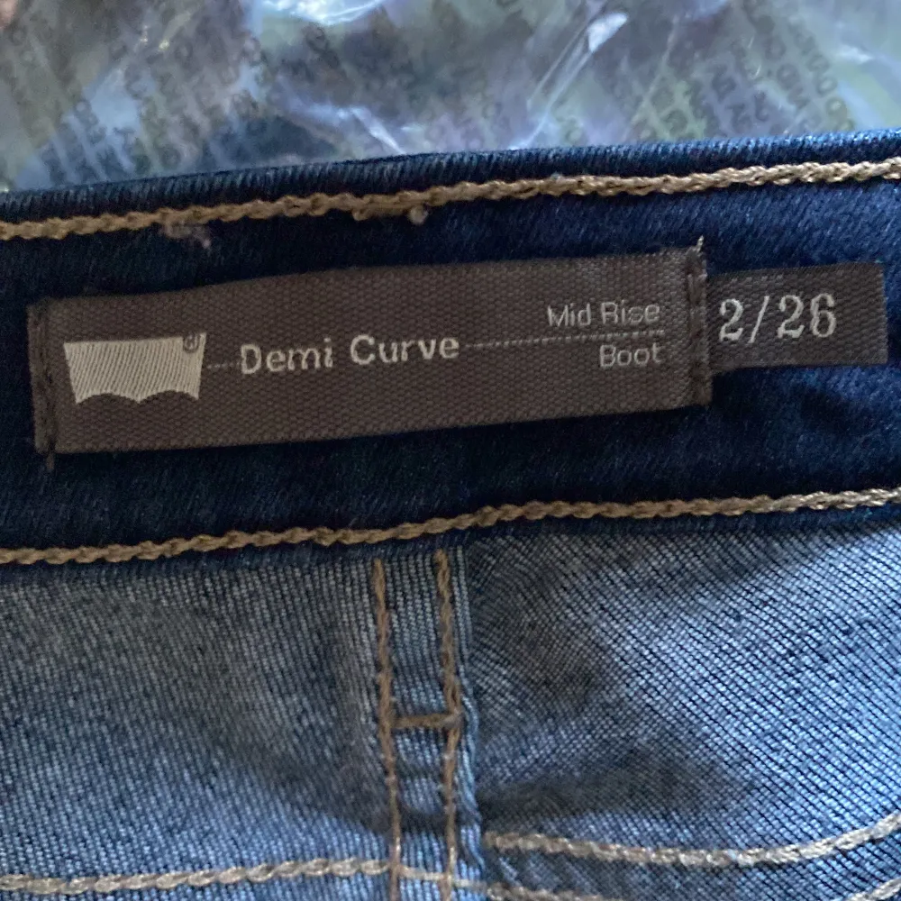 Ett par fina Levis jeans som är i fint skick. Det finns inget tecken på användning. De är stretchiga så passar de flesta skulle jag säga. . Jeans & Byxor.