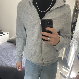 GRÅ ZIP-HOODIE - säljer denna zip hoodien i nyskick! perfekt nu till hösten! Storlek L- passar M