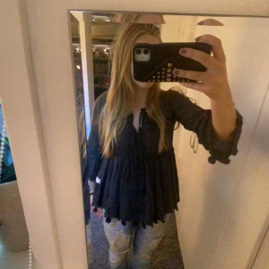 Odd Molly blus  - Jag säljer min fina odd Molly blus i en gråblå färg. Blusen är i storlek 1 och endast använd en gång så den är i nyskick.💕💕 Hör av er vi frågor och funderingar, jag kan även skicka fler bilder privat💕