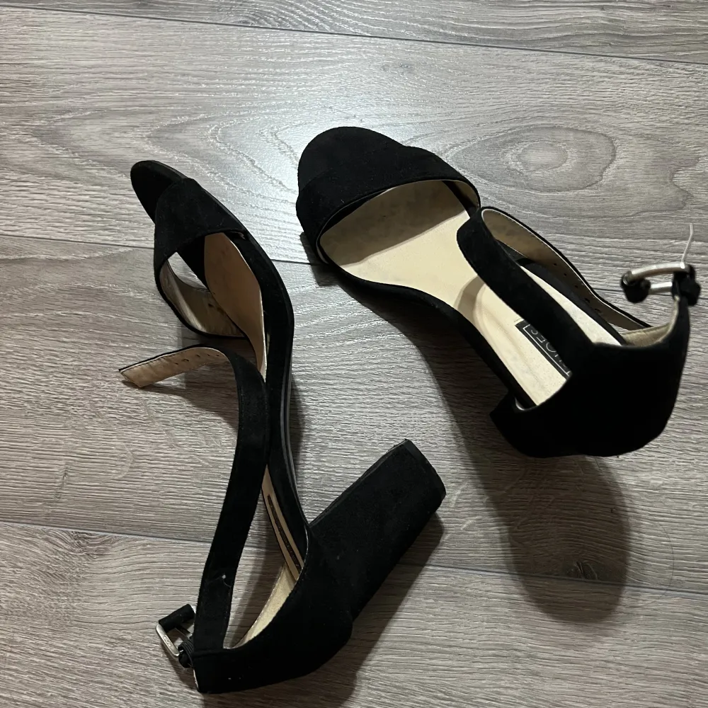 Klackar från NLY shoes. Klackhöjd: 6 cm. Fint skick. Går ner i pris vid direktköp 🥰. Skor.