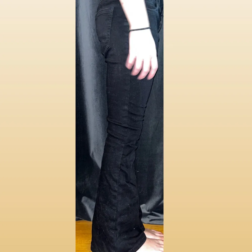 Svarta bootcut-jeans i bra skick❤️‍🔥. Jeans & Byxor.