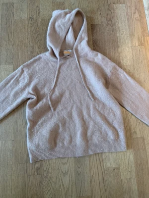 From future hoodie - Superfin beige kashmir hoodie från from future. Den har krympt lite i tvätten, därav priset. Jättebra skick annars. Skulle passa en xs