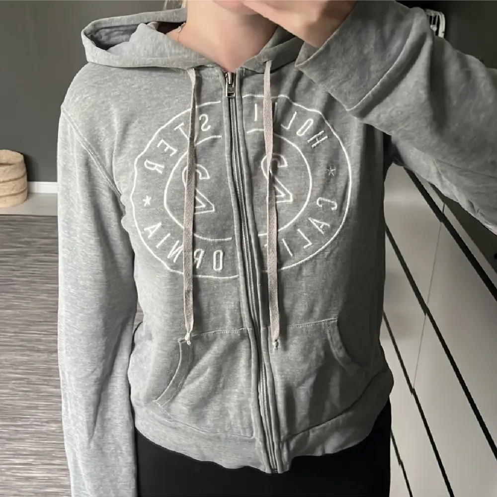 Grå zip-hoodie från Hollister, storlek S!. Tröjor & Koftor.